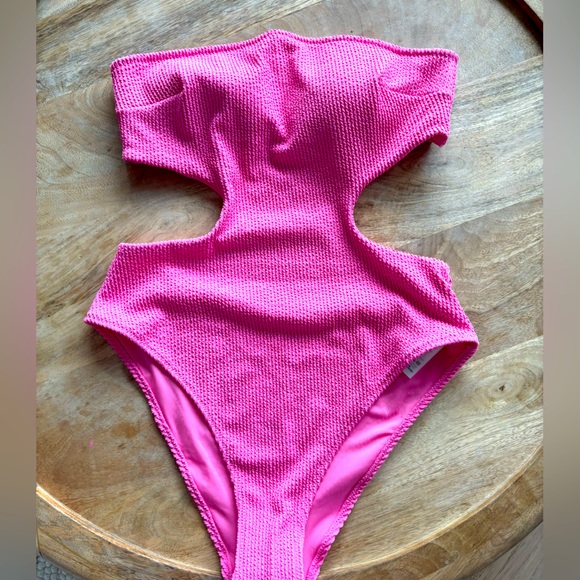 H&M Cut Out One Piece Swimsuit - Picture 2 of 6